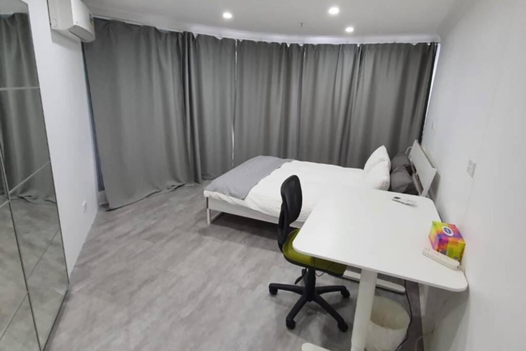 Dana-Spacious Private Room In Shared 2-Bedroom Apartment-1 Canberra Exteriör bild