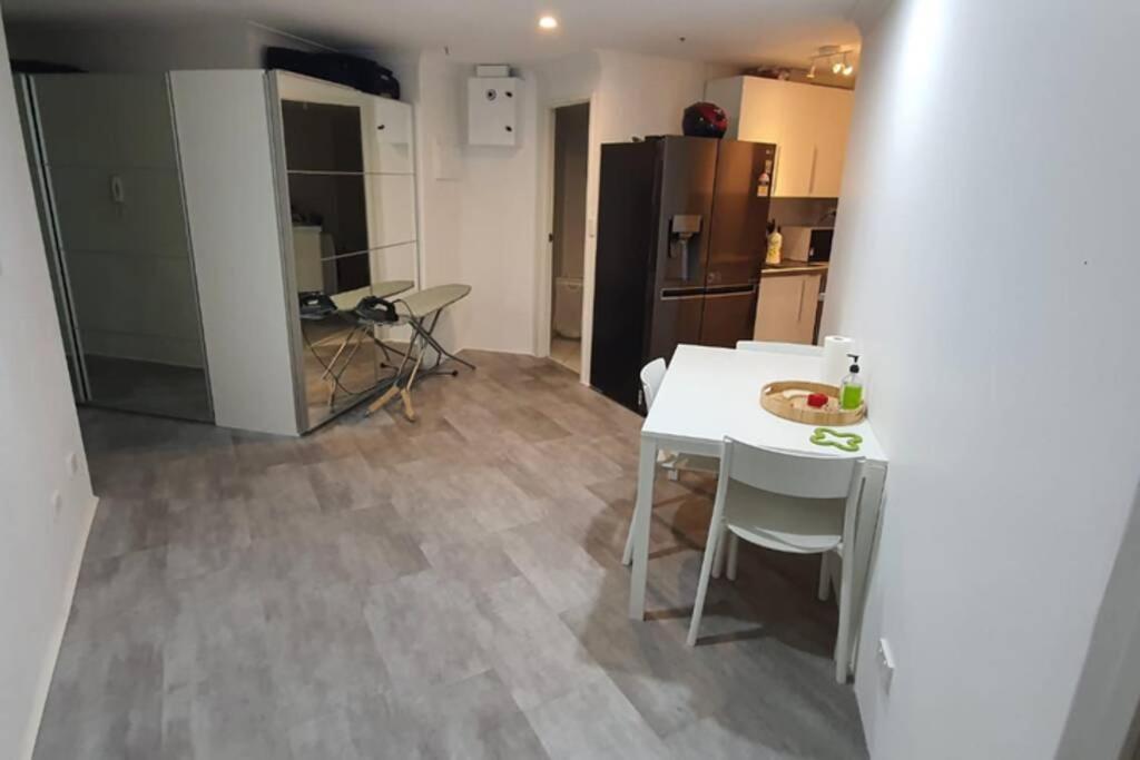 Dana-Spacious Private Room In Shared 2-Bedroom Apartment-1 Canberra Exteriör bild